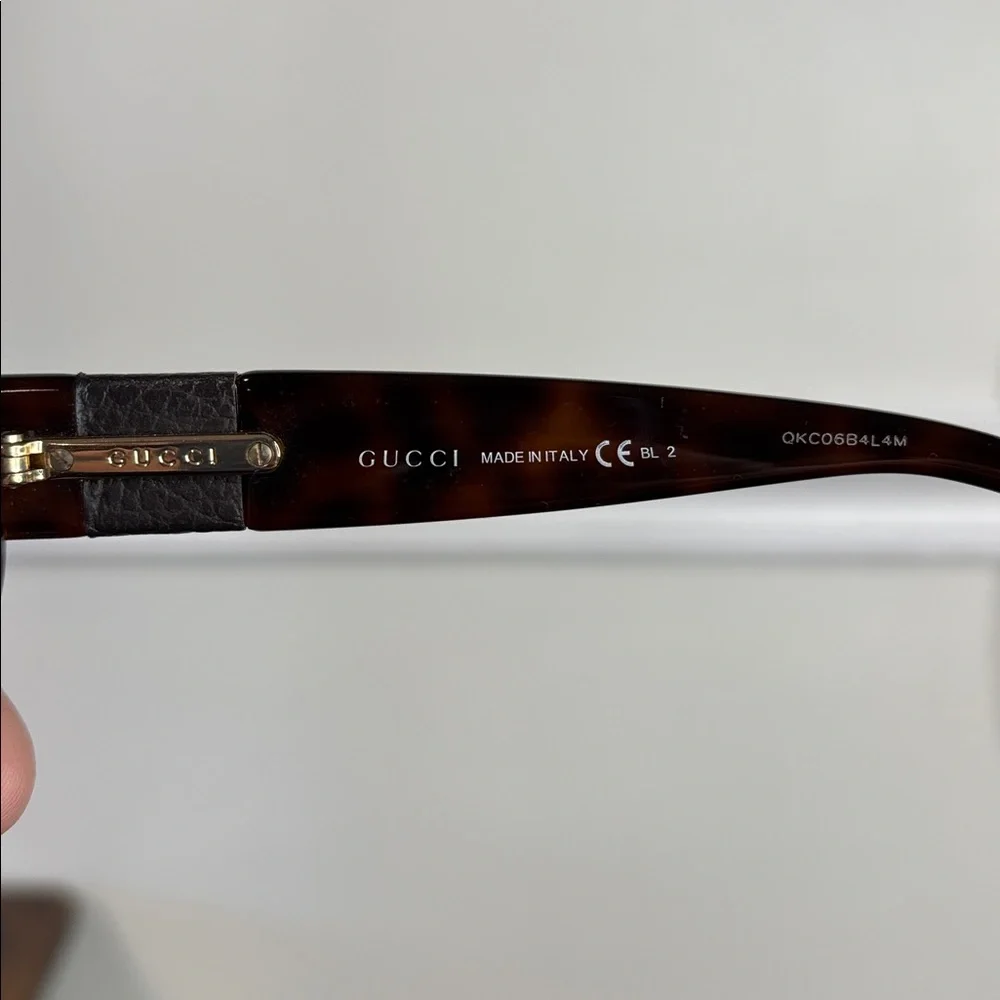 GUCCI SUNGLASSES FULL INCLUSION with Branded Case and dust cloth - Picture 15 of 16